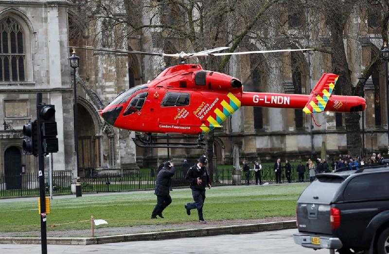 Ít phút sau khi vụ việc xảy ra, một trực thăng chở các nhân viên cứu hộ đáp xuống ở quảng trường Nghị viện nhằm trợ giúp những người bị thương. Ảnh: Reuters. 
