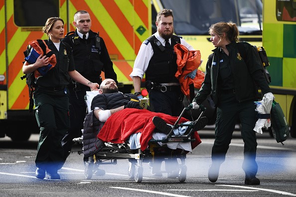 Một chiếc ôtô đã lao vào nhiều người đang đứng trên cầu Westminster gần đó rồi tiếp tục đâm vào hàng rào tòa nhà Nghị viện. Ảnh: Getty. 