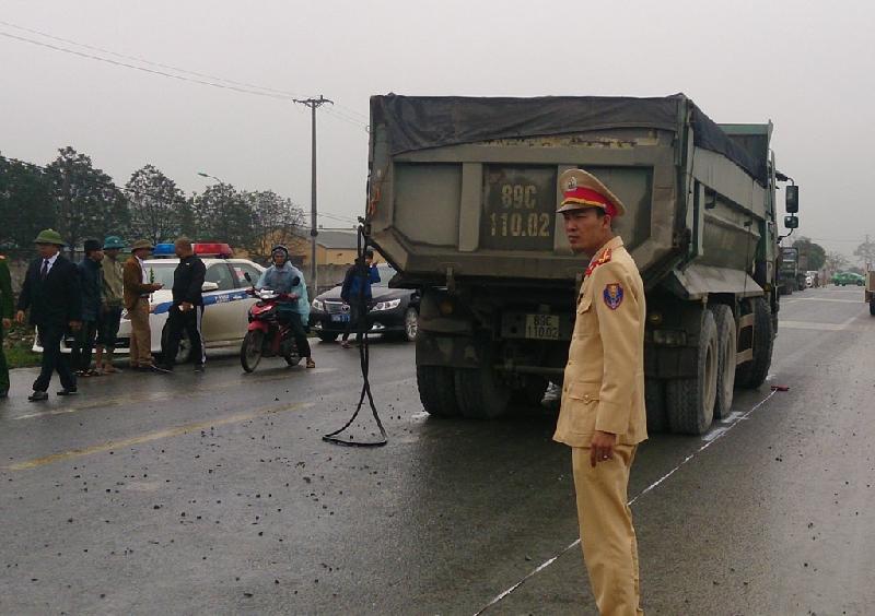 CSGT Hà Nam có mặt điều tiết giao thông, xử lý tai nạn.