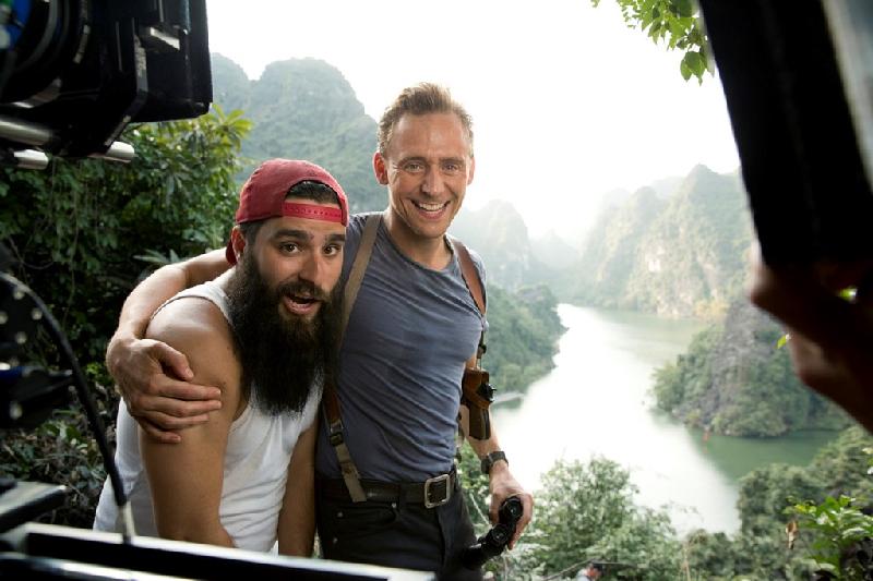 Jordan Vogt-Roberts và Tom Hiddleston chụp hình kỷ niệm trong giờ nghỉ giữa các đúp quay. Với cá nhân tài tử người Anh, anh đặc biệt thích động Phong Nha, Kẻ Bàng và ao ước được sớm trở lại đây.