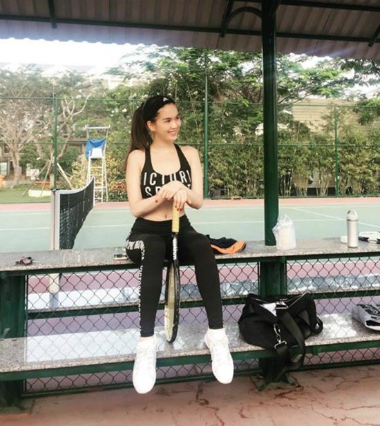 Sau vụ lùm xùm về chiếc túi Birkin, Ngọc Trinh tươi tắn chụp ảnh khi ra sân tennis.