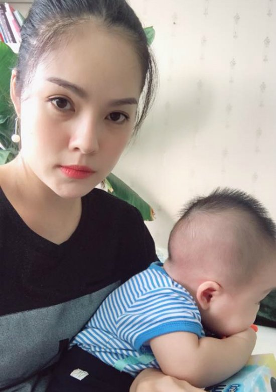 Con trai nhỏ của Dương Cẩm Lynh ngoảnh mặt dỗi mẹ: 