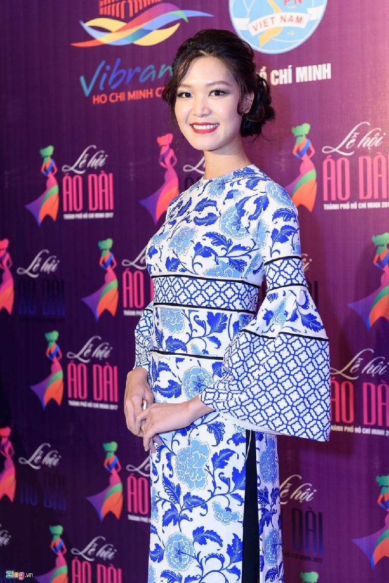 Hoa hậu Thuỳ Dung diện áo dài họa tiết gốm sứ của Adrian Anh Tuấn.
