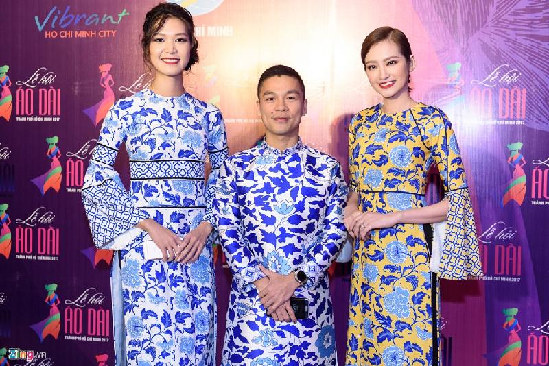 Nhà thiết kế Adrian Anh Tuấn thanh lịch trong áo dài họa tiết do chính anh thiết kế, chụp ảnh cùng Hoa hậu Việt Nam 2010 và Hoa hậu Thời trang.