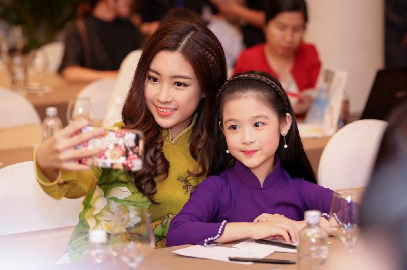 Hoa hậu Việt Nam 2016 chụp cùng Bảo Ngọc, cô bé được khán giả yêu thích sau khi tham gia Gương mặt thân quen nhí 2016.