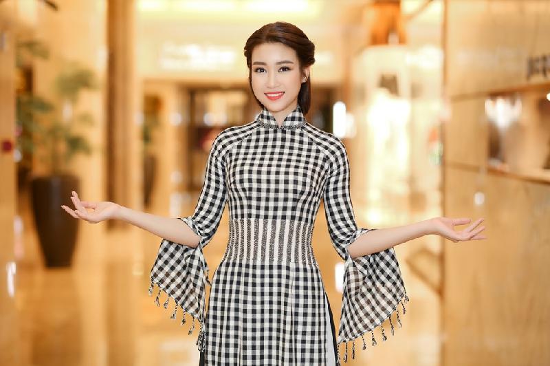 Trong những ngày tham gia sự kiện Lễ hội Áo dài 2017 với vai trò Đại sứ, Hoa hậu Mỹ Linh luôn chọn những bộ áo dài hợp nhãn, cuốn hút, duyên dáng.