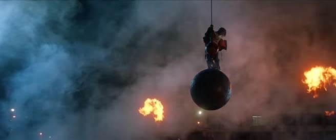 Một trong những hình ảnh ấn tượng nhất của MV có thể kể đến là cảnh Liz Uzi Vert cưỡi một quả bóng sắt khổng lồ phá tan dàn siêu xe trên đường.