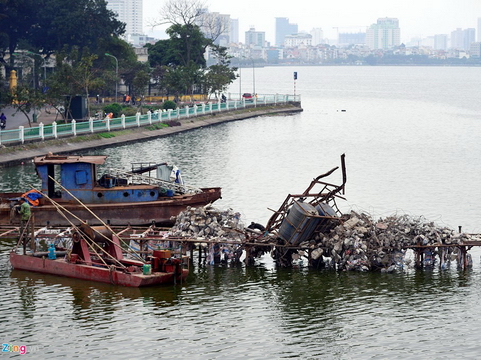 Ven hồ Tây đầy rác, ô nhiễm sau khi di dời du thuyền