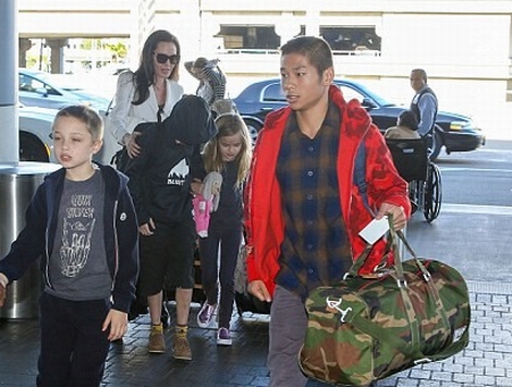 Pax Thiên chững chạc khi cùng mẹ Angelina Jolie xuất hiện ở sân bay