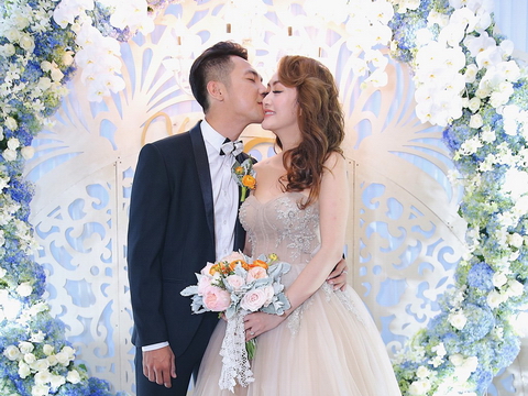 Mai Quốc Việt hôn say đắm cô dâu Việt kiều trong lễ cưới