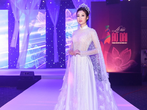 Hoa hậu Đỗ Mỹ Linh mặc cầu kỳ dự bế mạc Lễ hội Áo dài