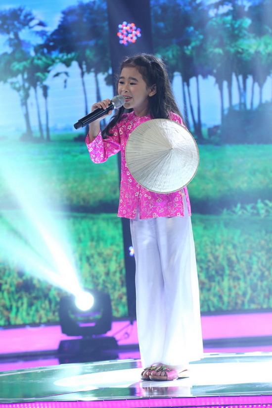 Tiếp đó, xuất hiện trên sân khấu là cô bé 9 tuổi có cái tên độc đáo - Thái Bảng Anh. Bé mặc bộ áo bà ba màu hồng trông rất xinh xắn thể hiện ca khúc Hình bóng quê nhà với phong cách hồn nhiên, vui tươi. Xuyên suốt bài hát, cô bé gây thiện cảm với Ban giám khảo bằng nụ cười tít mắt vô cùng dễ thương khiến ai cũng phải cười theo. 