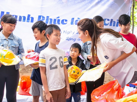 Phạm Hương  xúc động tặng heo đất tiết kiệm cho trẻ em nghèo bãi giữa sông Hồng