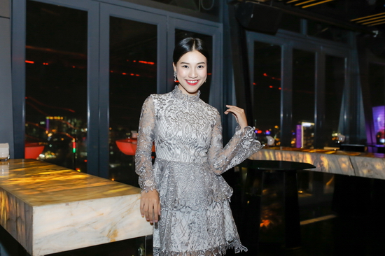 Hoàng Oanh cũng là một trong những khách mời tại sự kiện. Nữ MC vừa bay về từ Hà Nội đã vội có mặt tại buổi gặp gỡ thân mật Coco Rocha.