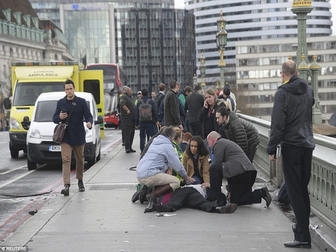 Hiện trường hỗn loạn sau vụ nổ súng ngoài tòa Nghị viện Anh