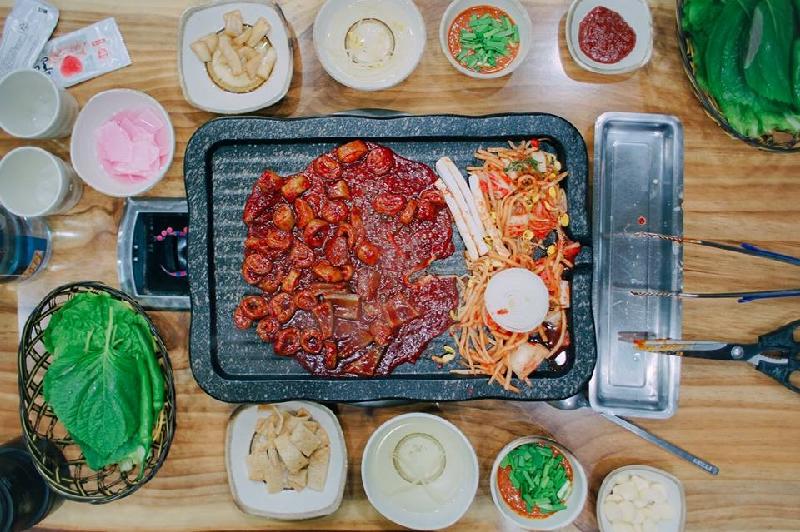 Đồ ăn vỉa hè khoảng 2.000 won cho bánh bạch tuộc, 5.000 won cho đồ ăn mặn, 4.000 won cho các món bánh. Binsu giá 12.000 won một tô to 3 người ăn.