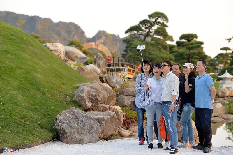 Nhiều du khách tới từ Trung Quốc, Hàn Quốc tỏ ra thích thú với khu vườn này.
