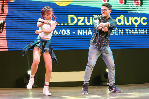 Fan còn bắt Khởi My nhảy Gangnam Style trên nền nhạc Bolero với nhạc sĩ Bảo Thạch