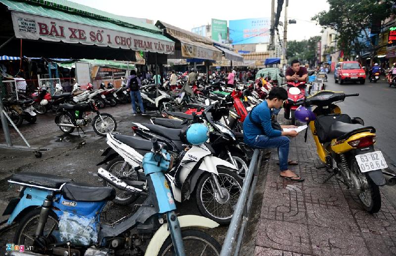 Các tuyến đường xung quanh chợ Phạm Văn Hai (phường 3, quận Tân Bình, TP.HCM) trước đây bị tình trạng người bán hàng rong lấn chiếm vỉa hè, lòng đường để buôn bán. Phần mặt tiền trước chợ trở thành chỗ giữ xe cho khách hoạt động từ sáng đến chiều.