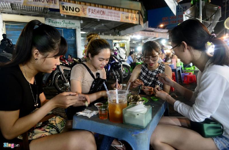 Chị Anh Thư (mang ba lô, ngụ quận Tân Bình) cho biết nhóm bạn của mình hay tụ tập về khu chợ hàng rong để thưởng thức đồ ăn, thức uống bởi giá cả bình dân. 