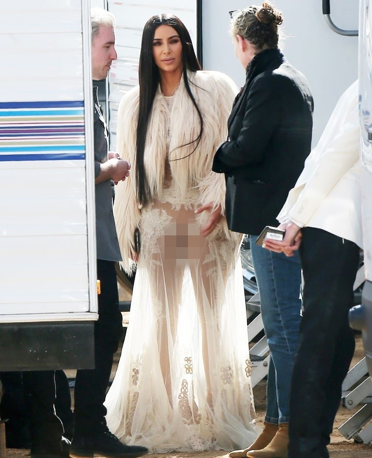 Kim Kardashian không ngại khoe đường cong hình thể trong thiết kế đầm xuyên thấu của Givenchy.