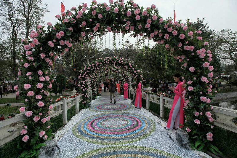 Cổng chào được thiết kế từ hoa giả