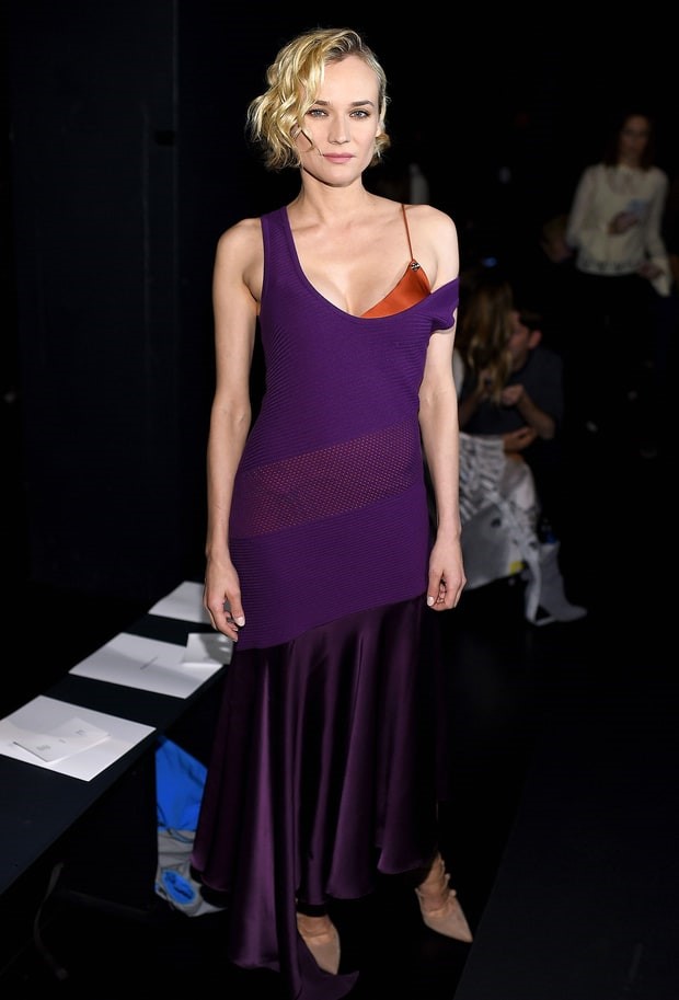 Vốn nổi tiếng là người đẹp thời trang, Diane Kruger lựa chọn phong cách lộ đồ  lót với tông màu nổi bật tạo điểm nhấn cho đầm tối màu.