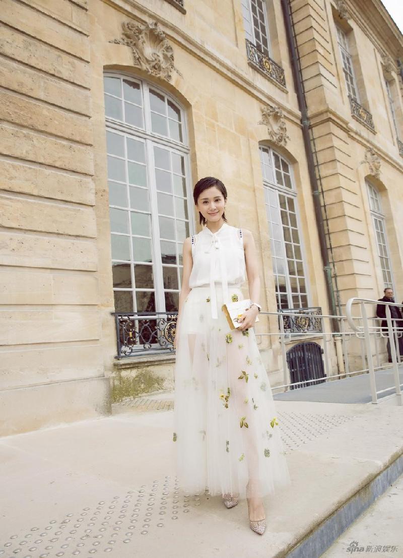 Vương Tử Văn cũng có mặt tại Tuần lễ thời trang Paris. Cô duyên dáng với váy trắng mỏng họa tiết hoa.