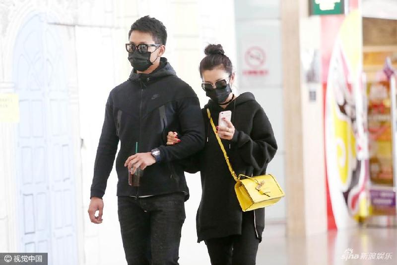 Chiều 13/3, Lý Băng Băng cùng tình trẻ xuất hiện tại sân bay Bắc Kinh (Trung Quốc). Dù đeo khẩu trang nhưng cặp đôi nhanh chóng thu hút sự chú ý của báo chí nhờ trang phục đồ đôi nổi bật. 