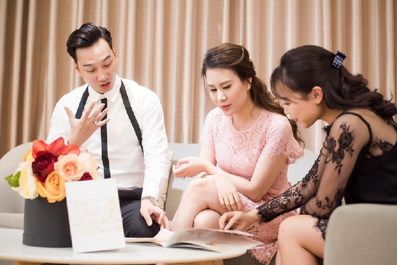 MC Thành Trung tổ chức lễ hằng thuận cùng bạn gái Ngọc Hương tại một ngôi chùa ở Hà Nội, ngày 13/3. Trước đó, hôm 21/2, cặp đôi đã tổ chức lễ ăn hỏi bí mật. Họ dự định tổ chức đám cưới vào ngày 22/3.