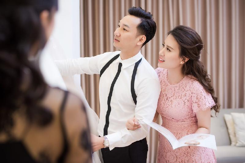 Trước hôn lễ một ngày, MC chương trình The Remix đưa bạn gái đi thử váy cưới. Ngọc Hương dự định diện 3 bộ váy cưới phong cách soiree. Trong đó, bộ váy chính được thực hiện trong hai tháng bằng phương pháp thủ công có giá lên đến hàng trăm triệu đồng.