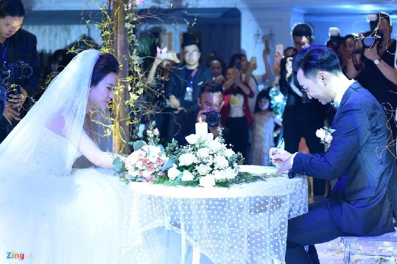 Đặc biệt, nghi thức cưới có màn ký hợp đồng hôn nhân của cô dâu - chú rể, dưới sự làm chứng của nghệ sĩ Xuân Bắc và Tự Long. 