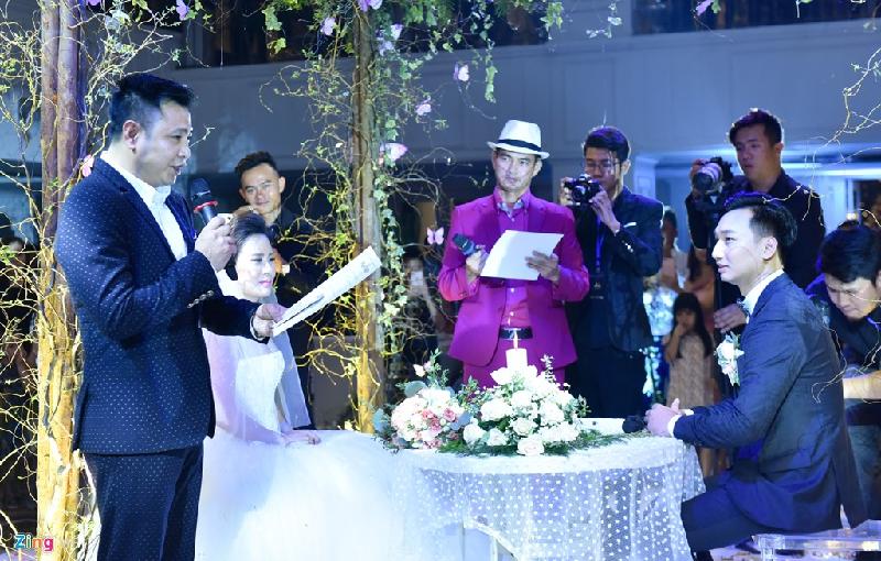 Nghệ sĩ Xuân Bắc diện suit hồng nổi bật ở đám cưới. 