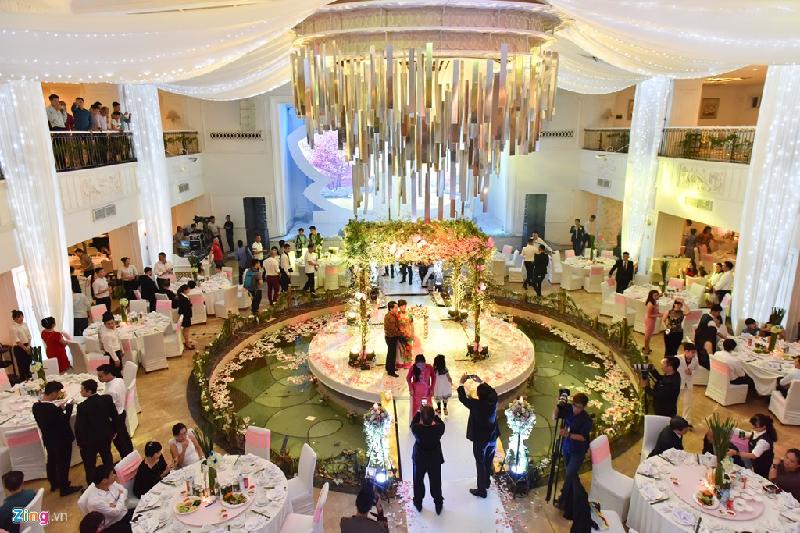 Không gian tiệc cưới sang trọng với tông màu hồng - trắng chủ đạo của MC Thành Trung và vợ 9X. 