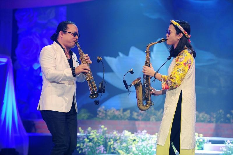 Nghệ sĩ saxophone Trần Mạnh Tuấn cùng con gái có màn hoà tấu đầy chất ‘phiêu’ qua nhạc phẩm 
