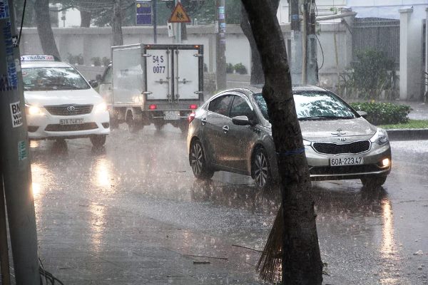 TPHCM, mưa lớn, mưa trái mùa, trung tâm Sài Gòn mưa lớn, mưa lớn kèm theo lốc giật mạnh,