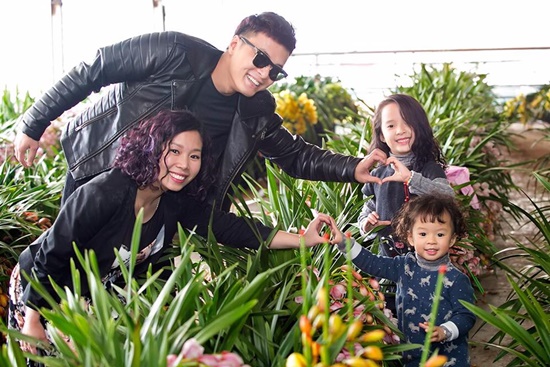 Gia đình diễn viên Hồng Đăng hạnh phúc hoà cùng thiên nhiên.
