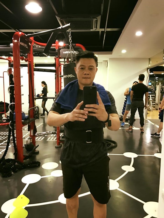 BTV Quang Minh của Bữa trưa vui vẻ selfie tại phòng gym để có quyết tâm tập luyện.