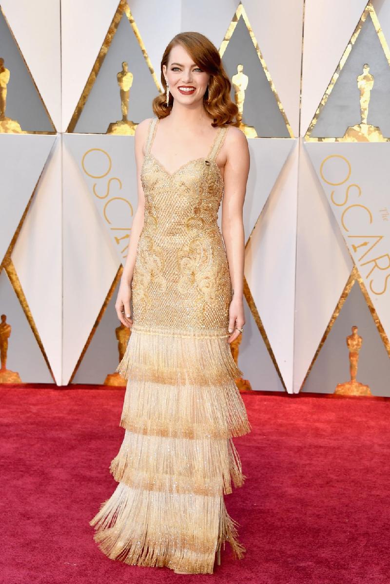 Với bộ cánh này, Emma Stone cũng được nhiều tạp chí uy tín bình chọn là một trong những mỹ nhân mặc đẹp nhất thảm đỏ Oscar 2017. Theo tờ 