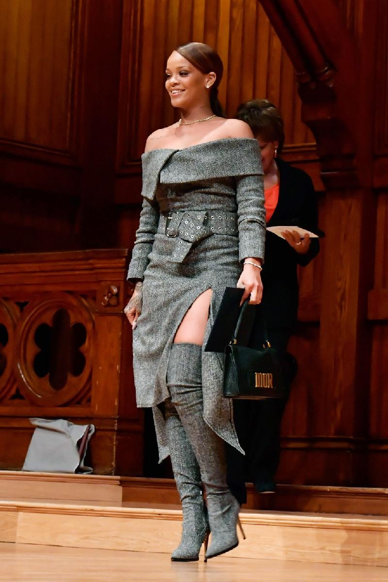 Rihanna ghi điểm với set đồ cá tính của thương hiệu Monse tại sự kiện được Đại học Harvard vinh danh là Nhà nhân đạo của năm hôm 28/2. Từ trước đến nay, nữ ca sĩ vẫn được ca ngợi là biểu tượng thời trang của làng giải trí. 