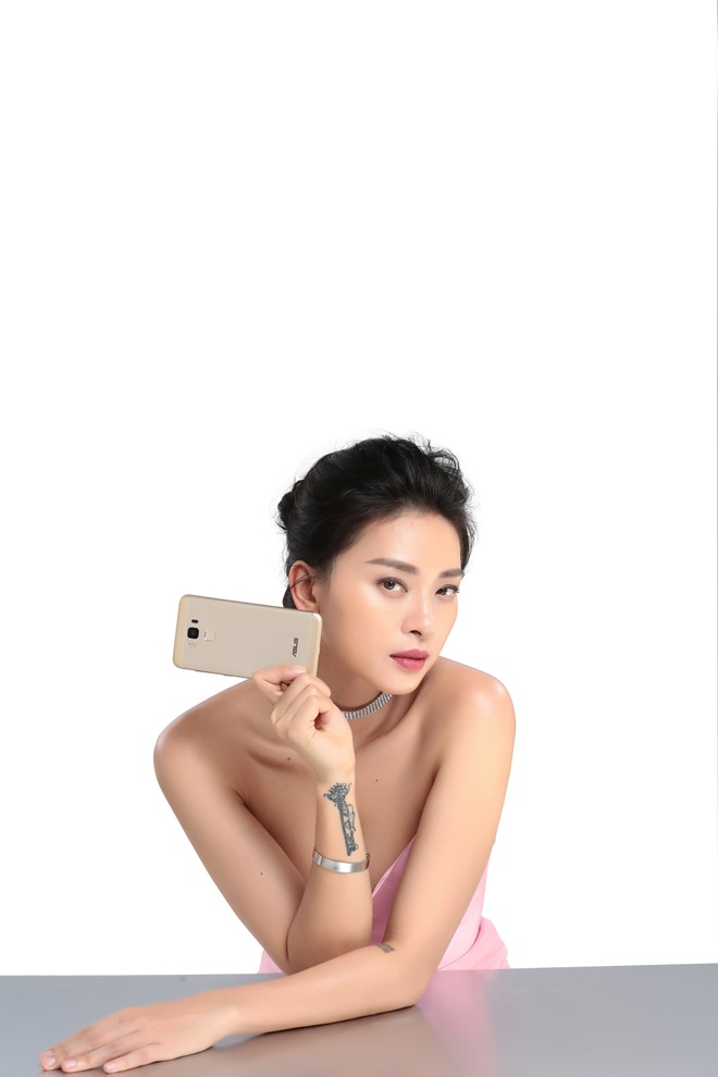 Lấy cảm hứng từ tinh thần đa sắc, Ngô Thanh Vân thực hiện bộ ảnh mới với vai trò là đại sứ thương hiệu của Asus. Phụ kiện ZenFone 3 Max 5.5 inch có với 4 phiên bản màu: hồng cá tính - vàng khí phách - bạc tinh tế - xám mạnh mẽ.