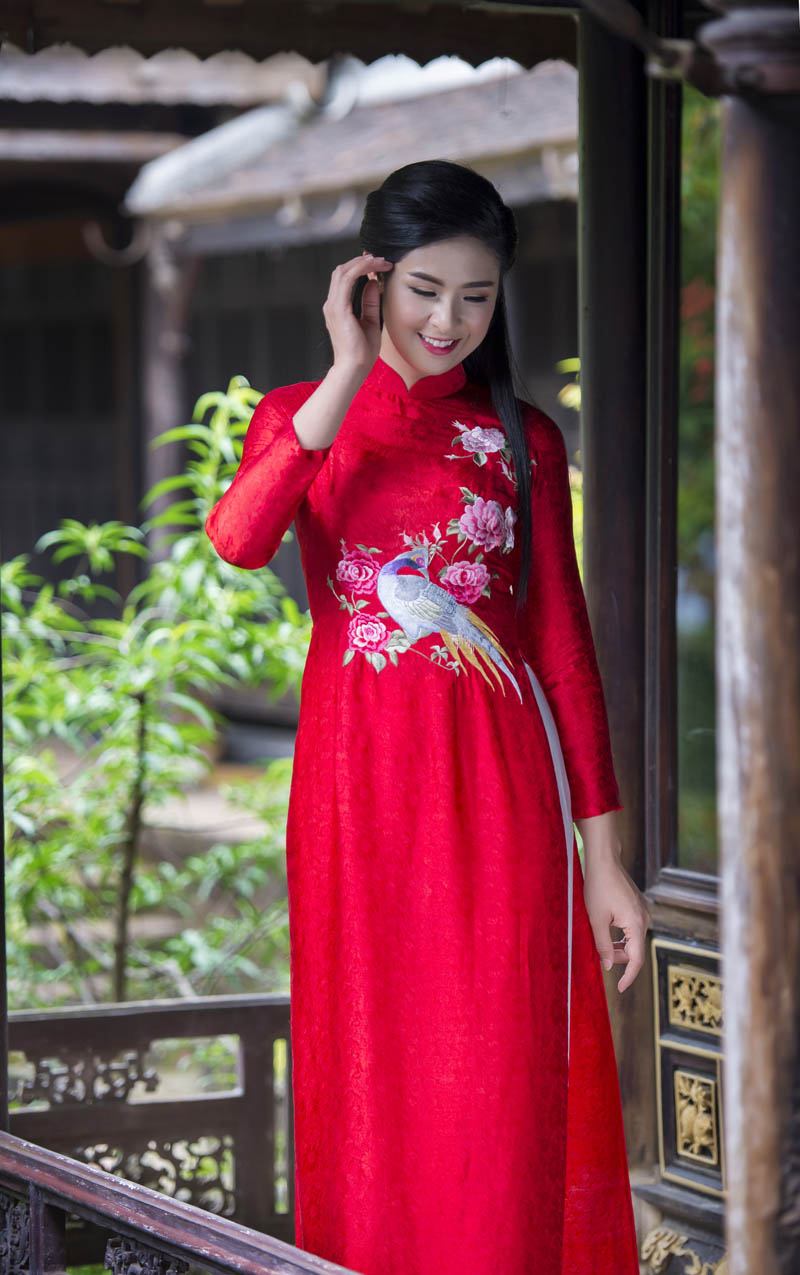 Hoa hậu Việt Nam duyên dáng trong tà áo dài thêu tỉ mỉ từ các nghệ nhân ở làng nghề thêu truyền thống Quất Động - Thường Tín.