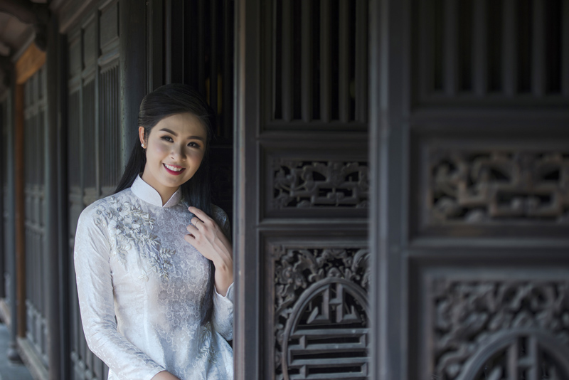 Những đường thêu ẩn hiện tạo sự mĩ miều cho Hoa hậu Việt Nam năm 2010.