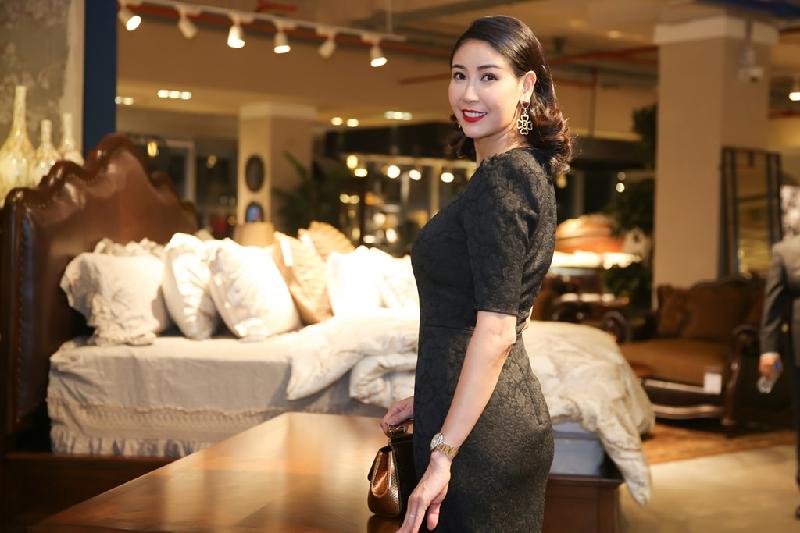 Hoa hậu Hà Kiều Anh khoe dáng thon gọn dù đã sinh 3 con. Cô cũng khéo léo chọn bộ đầm kín đáo, sang trọng phù hợp với sự kiện.