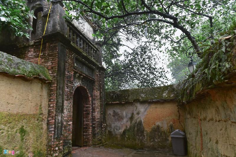 Bên cạnh vườn tháp, chùa Bổ Đà còn có những bức tường đất độc đáo làm bằng đất sỏi son và các mảnh gốm vỡ của làng Thổ Hà.