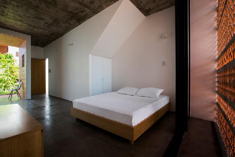 Căn nhà có 7 phòng ngủ. Các phòng có diện tích lớn và đầy đủ chức năng như một căn hộ nhỏ.