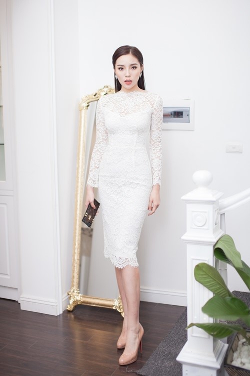 Hoa hậu Việt Nam 2014 Kỳ Duyên thanh lịch, nữ tính với đầm ren trắng. Trong khoảng một năm trở lại đây, gu ăn mặc của người đẹp Nam Định có nhiều chuyển biến tích cực. Ảnh: