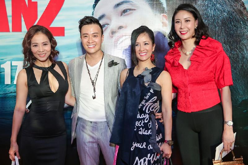 Hoa hậu Hà Kiều Anh (ngoài cùng bên phải) mắc lỗi phối đồ chưa tinh tế với quần bó sát. Ảnh: