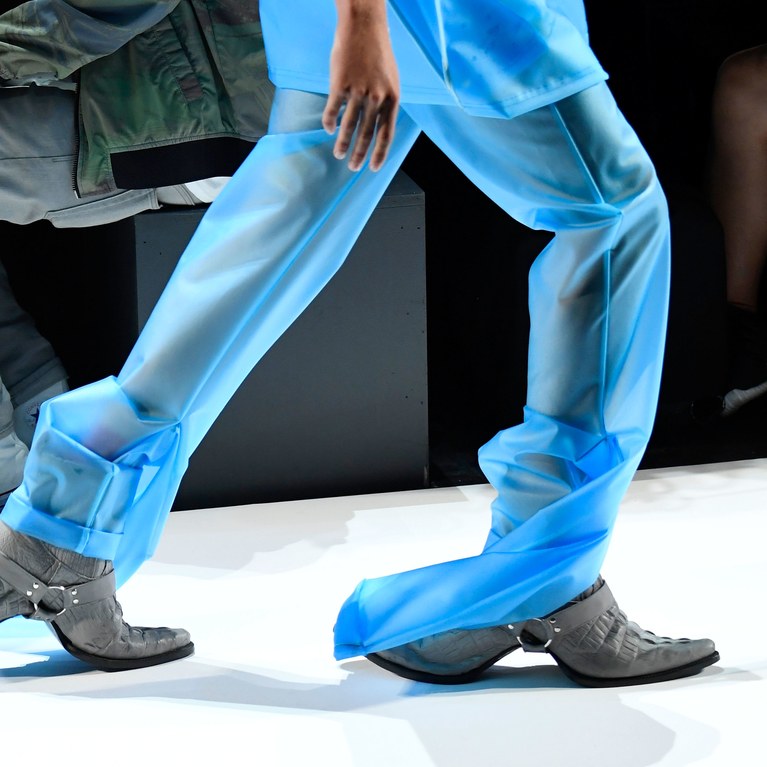 Với những thiết kế giày 2 mặt này, nhóm thiết kế  của Hood by Air cho thấy, với thời trang không có gì là không thể. 