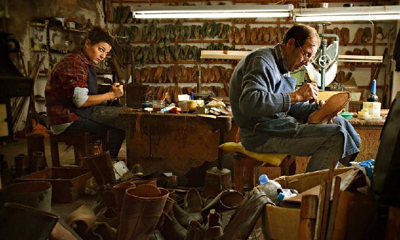 Bức ảnh chụp hai người thợ làm giày trong một cửa hàng ở Bồ Đào Nha. Ảnh: João Borges.